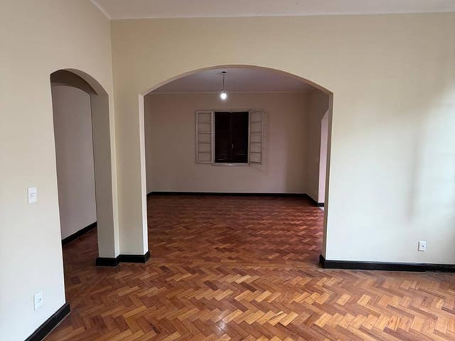 Apartamento 3 quartos e 2 banheiros, para alugar, no bairro Centro em Petrópolis