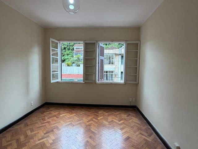 Apartamento 3 quartos e 2 banheiros, para alugar, no bairro Centro em Petrópolis
