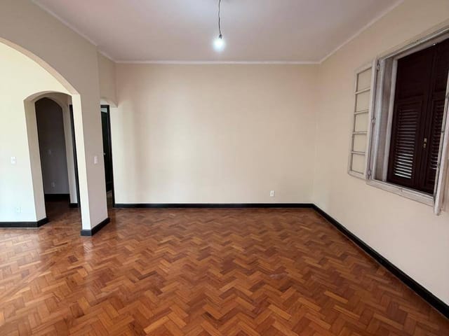 Apartamento 3 quartos e 2 banheiros, para alugar, no bairro Centro em Petrópolis