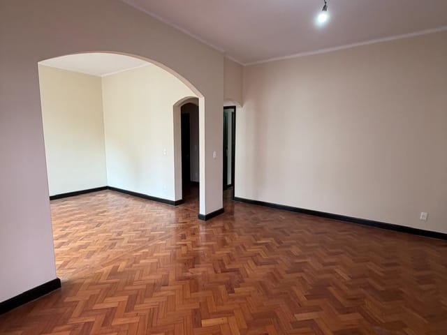Apartamento 3 quartos e 2 banheiros, para alugar, no bairro Centro em Petrópolis