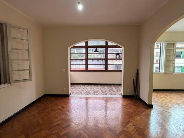 Apartamento 3 quartos e 2 banheiros, para alugar, no bairro Centro em Petrópolis