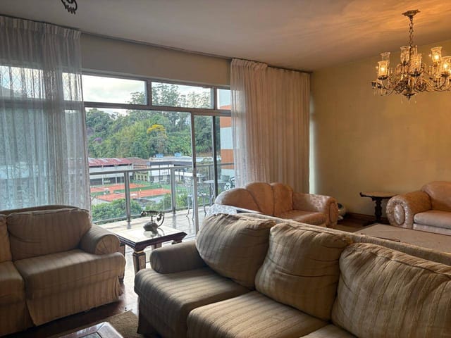 Apartamento 4 quartos e 3 banheiros, para alugar, no bairro Centro em Petrópolis