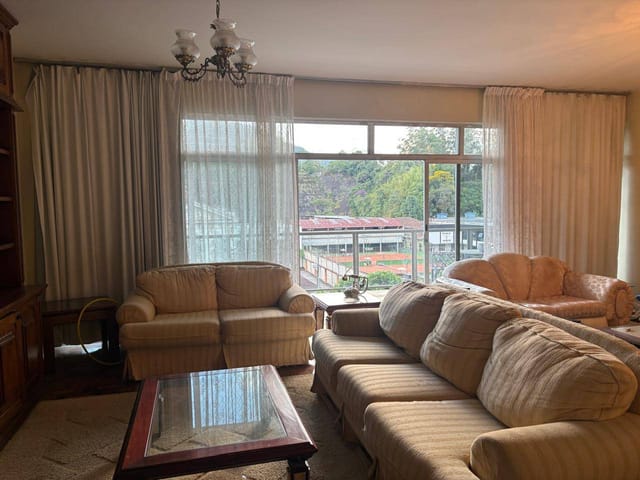 Apartamento 4 quartos e 3 banheiros, para alugar, no bairro Centro em Petrópolis