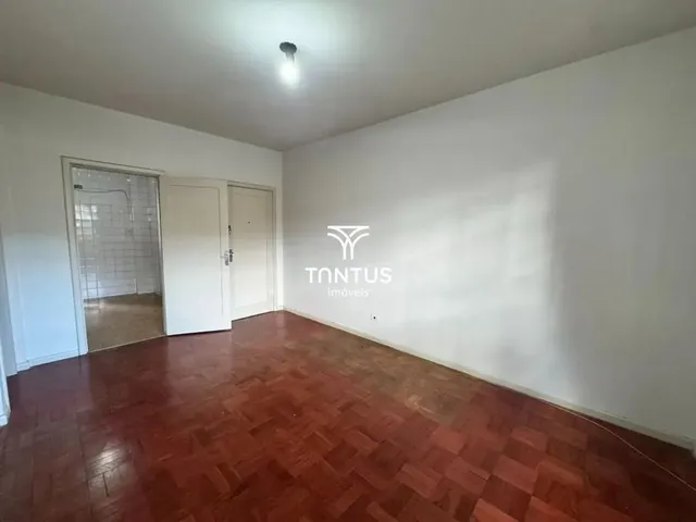 Apartamento 3 quartos e 2 banheiros, para alugar, no bairro Centro em Curitiba