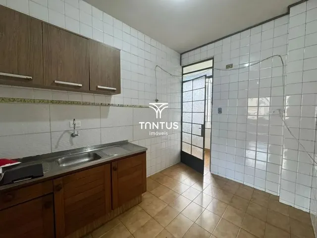 Apartamento 3 quartos e 2 banheiros, para alugar, no bairro Centro em Curitiba