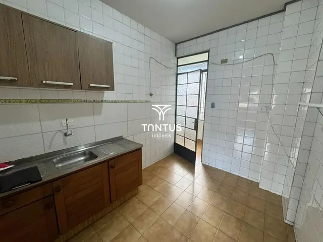Apartamento 3 quartos e 2 banheiros, para alugar, no bairro Centro em Curitiba