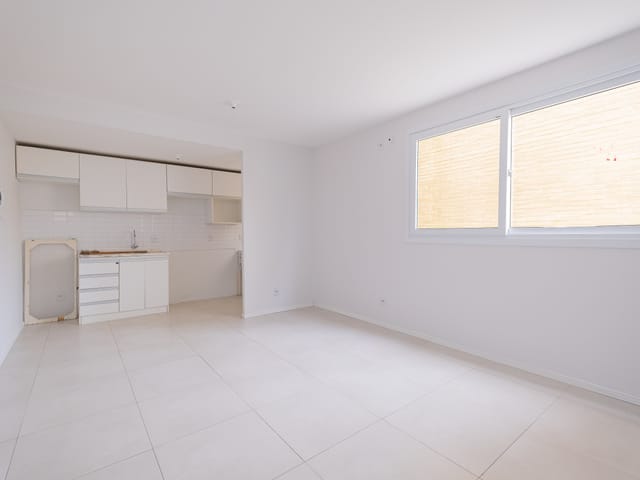 Foto do Apartamento - Apartamento à venda ou aluguel no Centro em Pelotas RS com 57 m², 2 quartos, ótima iluminação natural e vaga de garagem coberta | UP Imóveis