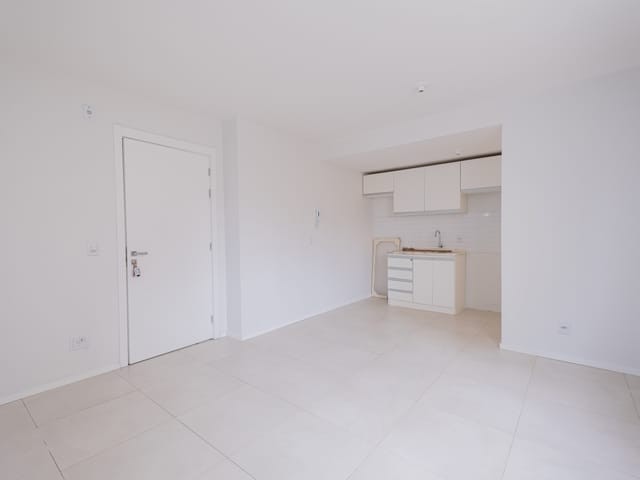 Foto do Apartamento - Apartamento à venda ou aluguel no Centro em Pelotas RS com 57 m², 2 quartos, ótima iluminação natural e vaga de garagem coberta | UP Imóveis