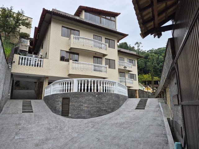 Apartamento 2 quartos e 3 banheiros, para alugar, no bairro Quarteirão Ingelheim em Petrópolis