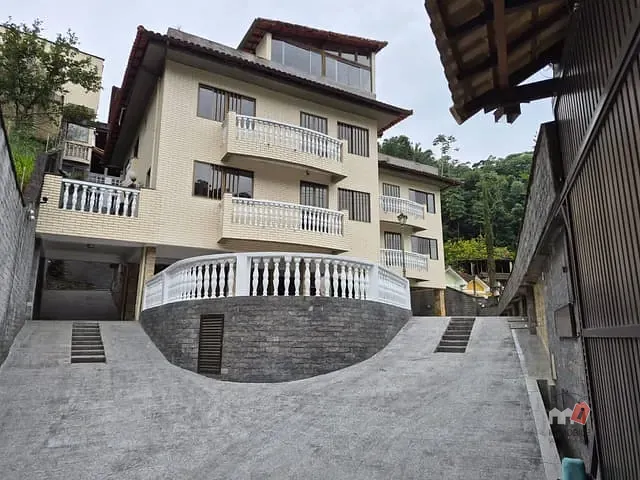 Apartamento 2 quartos e 3 banheiros, para alugar, no bairro Quarteirão Ingelheim em Petrópolis