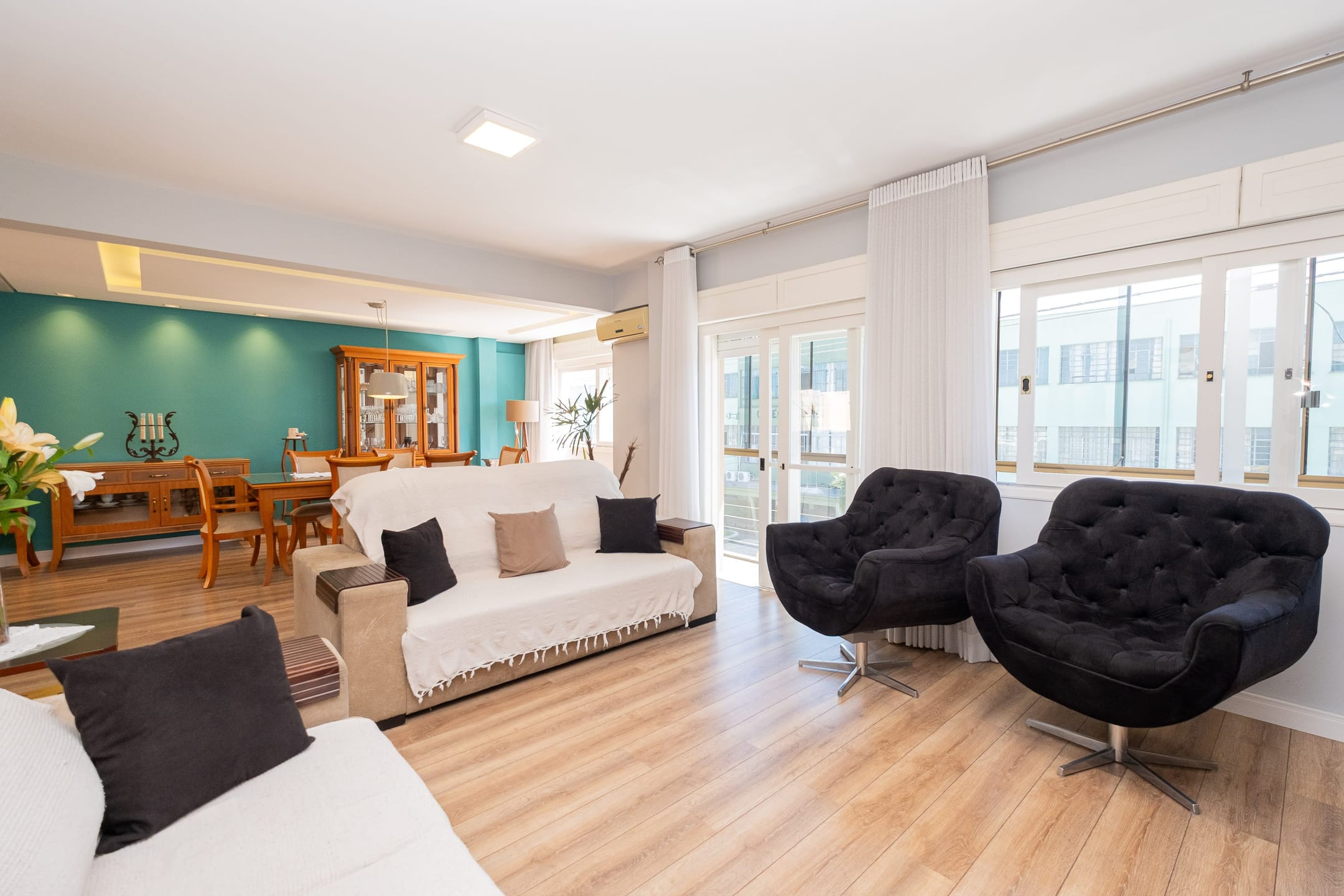 Apartamento duplex à venda no centro: 195 m², 4 quartos, cozinha planejada, 3 salas, lareira, sacada e 1 vaga de garagem.