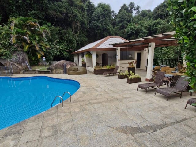 Apartamento 2 quartos e 1 banheiro, para alugar, no bairro Samambaia em Petrópolis