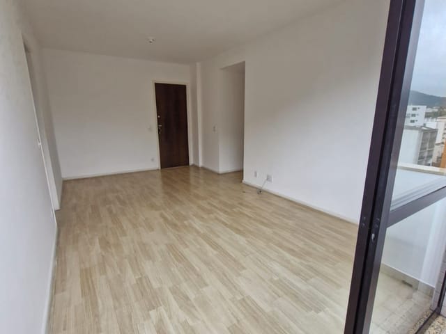 Apartamento 2 quartos e 2 banheiros, para alugar, no bairro Centro em Petrópolis