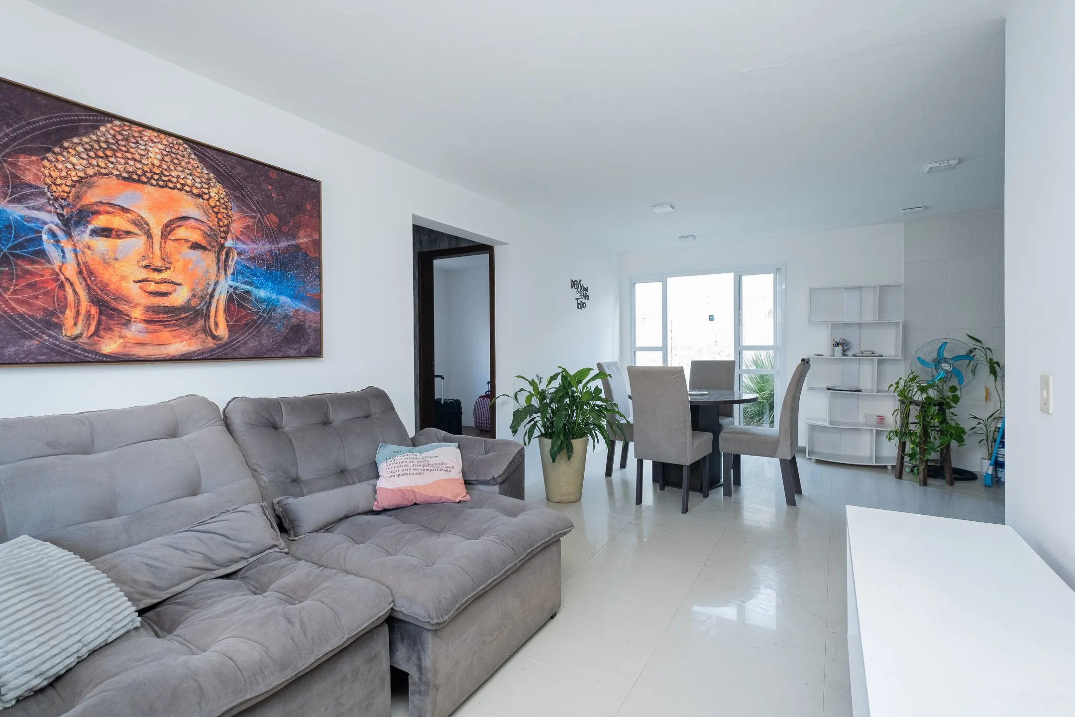 Apartamento mobiliado de 2 dormitórios disponível para aluguel no bairro Umuarama em Pelotas RS, com conforto e excelente localização