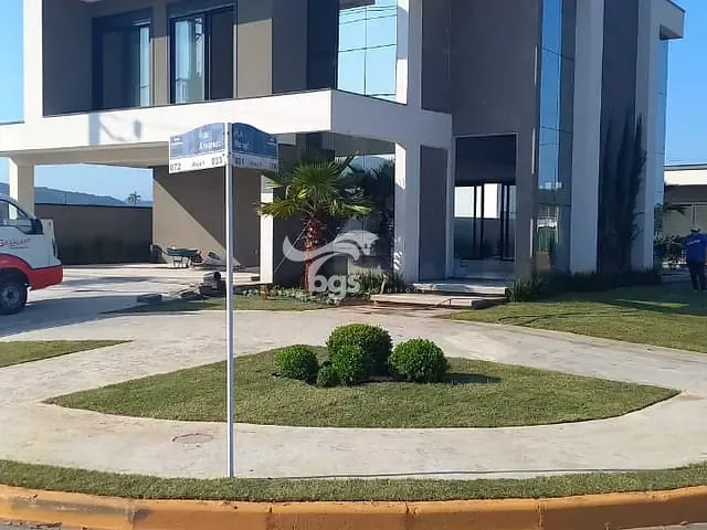 Sobrado com 620m² 3 quartos e 2 banheiros, à venda, no bairro Santa Regina em Camboriú