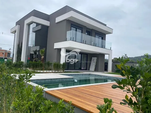 Sobrado com 620m² 3 quartos e 2 banheiros, à venda, no bairro Santa Regina em Camboriú