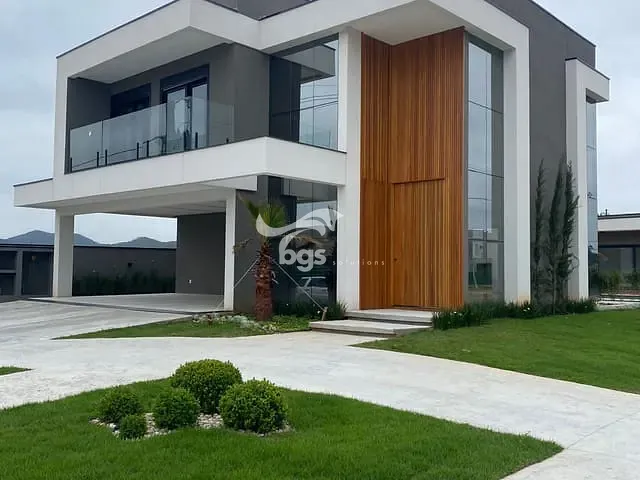 Sobrado com 620m² 3 quartos e 2 banheiros, à venda, no bairro Santa Regina em Camboriú