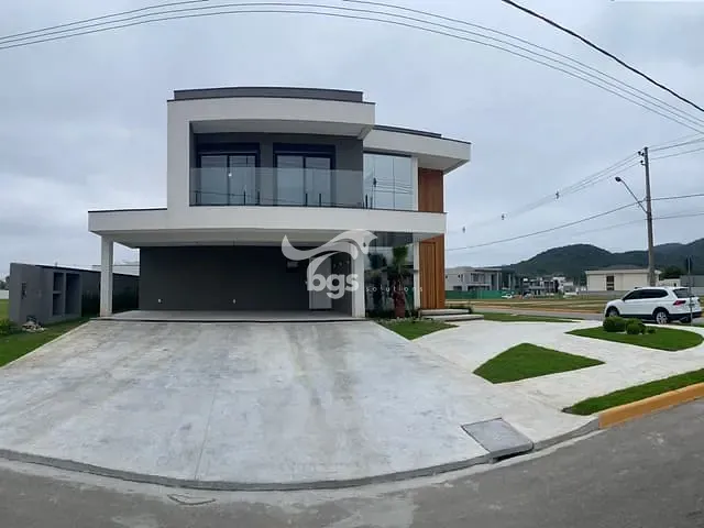 Sobrado com 620m² 3 quartos e 2 banheiros, à venda, no bairro Santa Regina em Camboriú