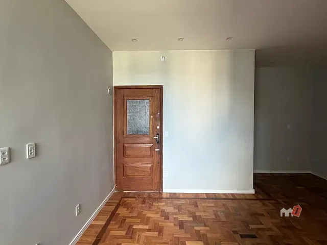 Apartamento 3 quartos e 2 banheiros, para alugar, no bairro Centro em Petrópolis