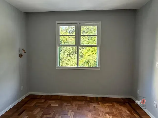 Apartamento 3 quartos e 2 banheiros, para alugar, no bairro Centro em Petrópolis