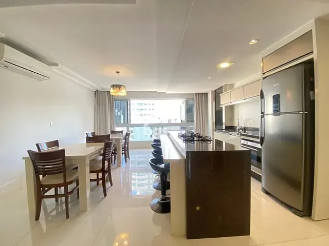 Apartamento com 200m² 3 quartos e 3 banheiros, à venda ou para alugar, no bairro Pioneiros em Balneário Camboriú