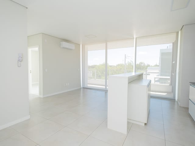 Apartamento 2 quartos e 2 banheiros, à venda ou para alugar, no bairro Areal em Pelotas