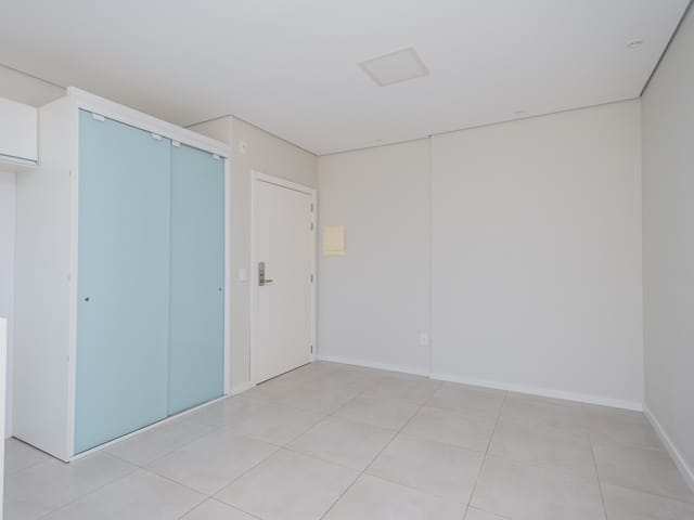 Apartamento 2 quartos e 2 banheiros, à venda ou para alugar, no bairro Areal em Pelotas