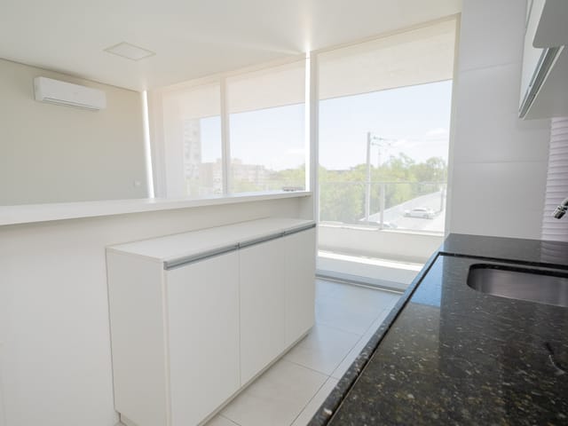 Apartamento 2 quartos e 2 banheiros, à venda ou para alugar, no bairro Areal em Pelotas