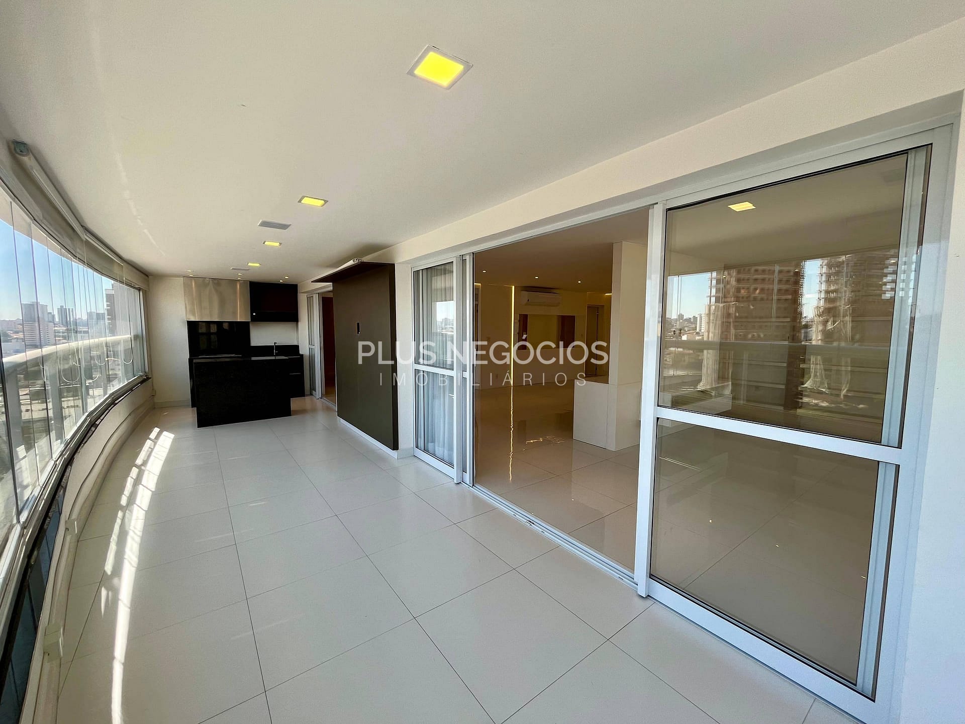 Apartamento para alugar com 4 quartos, 340m² - Foto 2
