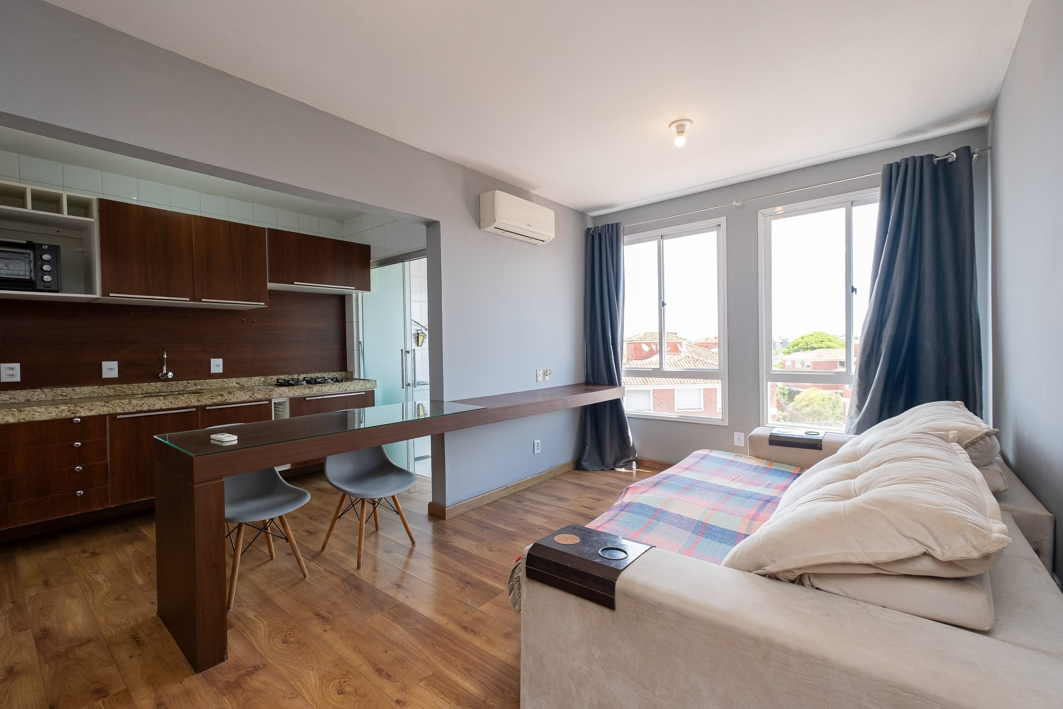 Apartamento mobiliado à venda no Residencial Argentina, Centro:  72 m², 2 quartos, piso laminado e vaga de garagem em condomínio com elevador.