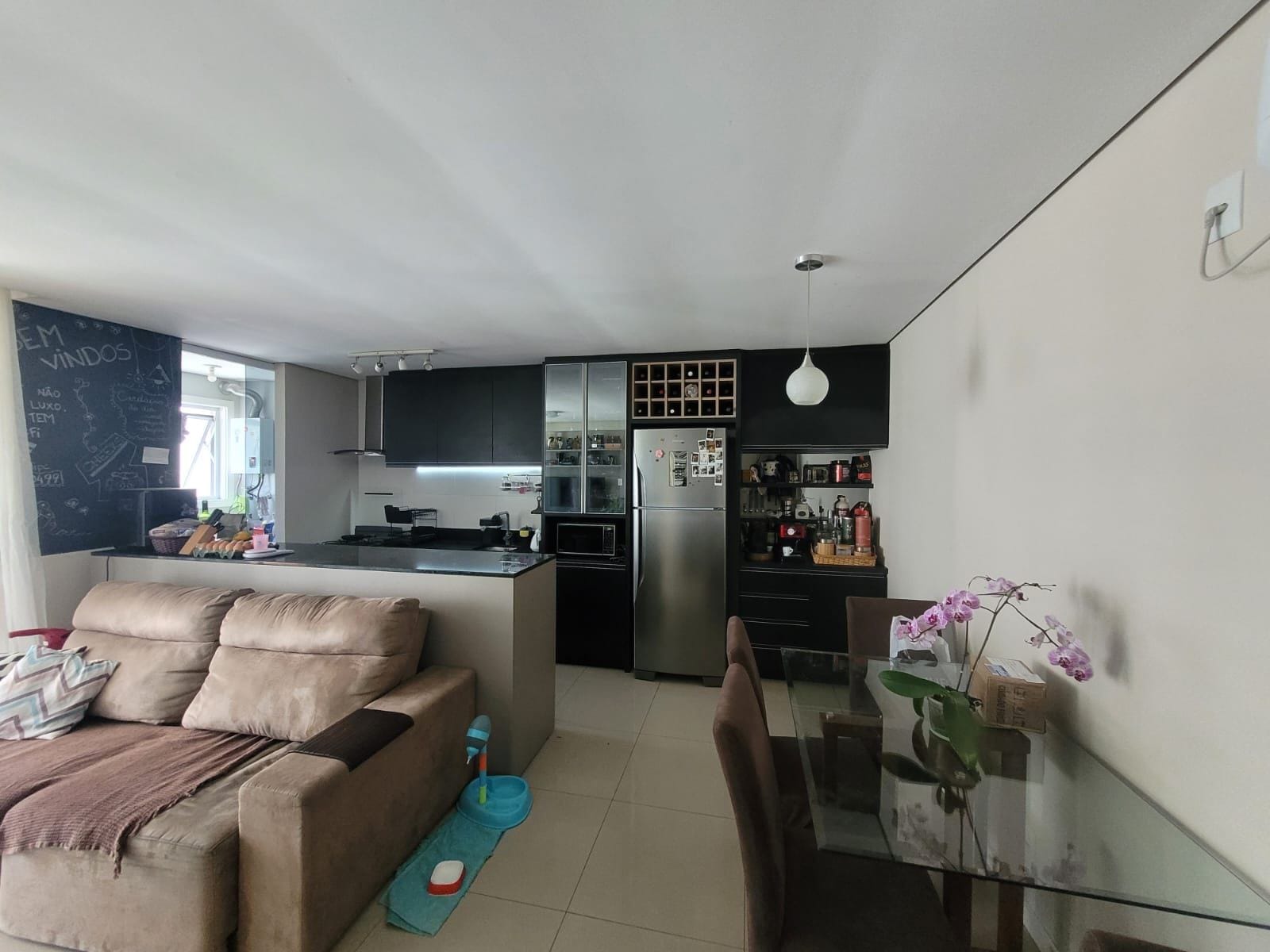 Apartamento à venda no Residencial Fernando Pessoa – Três Vendas: 78 m², 2 quartos (sendo 1 suíte), sacada com churrasqueira e piso laminado.