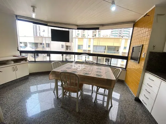 Apartamento com 186m² 3 quartos e 2 banheiros, à venda, no bairro Centro em Balneário Camboriú