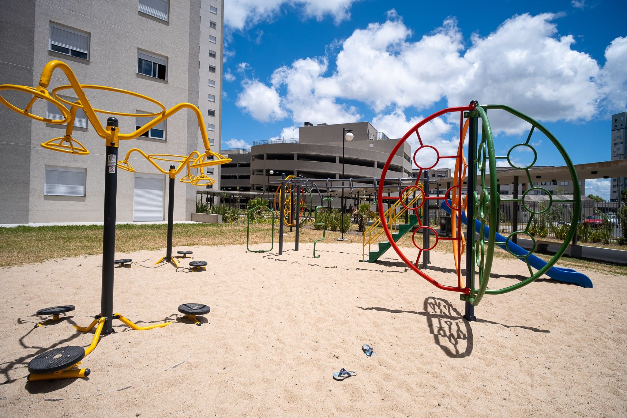 Apartamento à venda no Smart Urban Club, Areal - 74 m², 3 quartos (sendo 1 suíte), sacada com churrasqueira e andar alto. - 24
