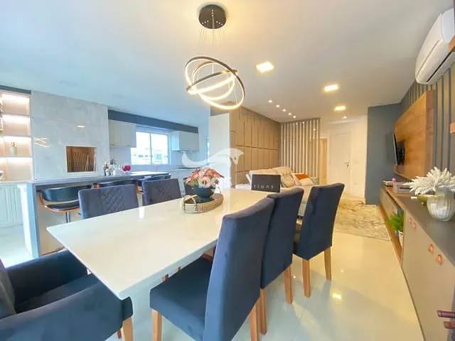 Apartamento com 240m² 4 quartos e 3 banheiros, à venda, no bairro Pioneiros em Balneário Camboriú