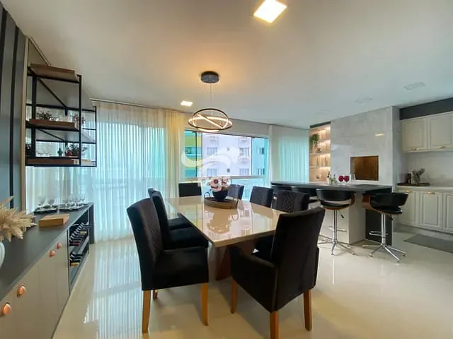 Apartamento com 240m² 4 quartos e 3 banheiros, à venda, no bairro Pioneiros em Balneário Camboriú
