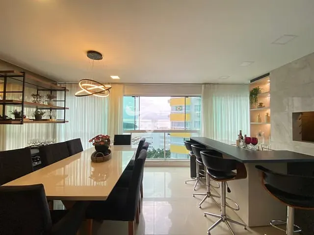 Apartamento com 240m² 4 quartos e 3 banheiros, à venda, no bairro Pioneiros em Balneário Camboriú
