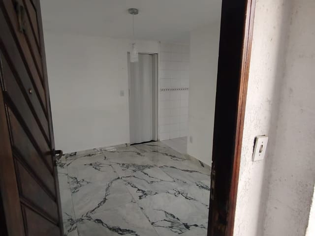 Foto do Apartamento - Apartamento à Venda Térreo - Cohab II - Carapicuíba -SP. 2 Dormitórios sendo 1 com suíte, Sala, Cozinha, 2 Banheiros, Área de serviço e Vaga de garagem. | Collina Imóveis