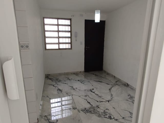 Foto do Apartamento - Apartamento à Venda Térreo - Cohab II - Carapicuíba -SP. 2 Dormitórios sendo 1 com suíte, Sala, Cozinha, 2 Banheiros, Área de serviço e Vaga de garagem. | Collina Imóveis