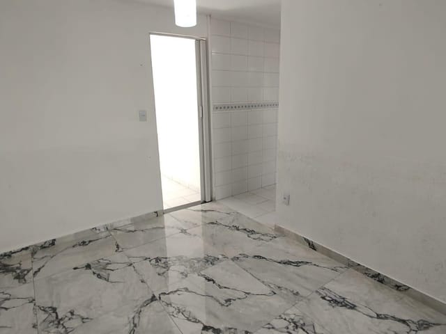 Foto do Apartamento - Apartamento à Venda Térreo - Cohab II - Carapicuíba -SP. 2 Dormitórios sendo 1 com suíte, Sala, Cozinha, 2 Banheiros, Área de serviço e Vaga de garagem. | Collina Imóveis