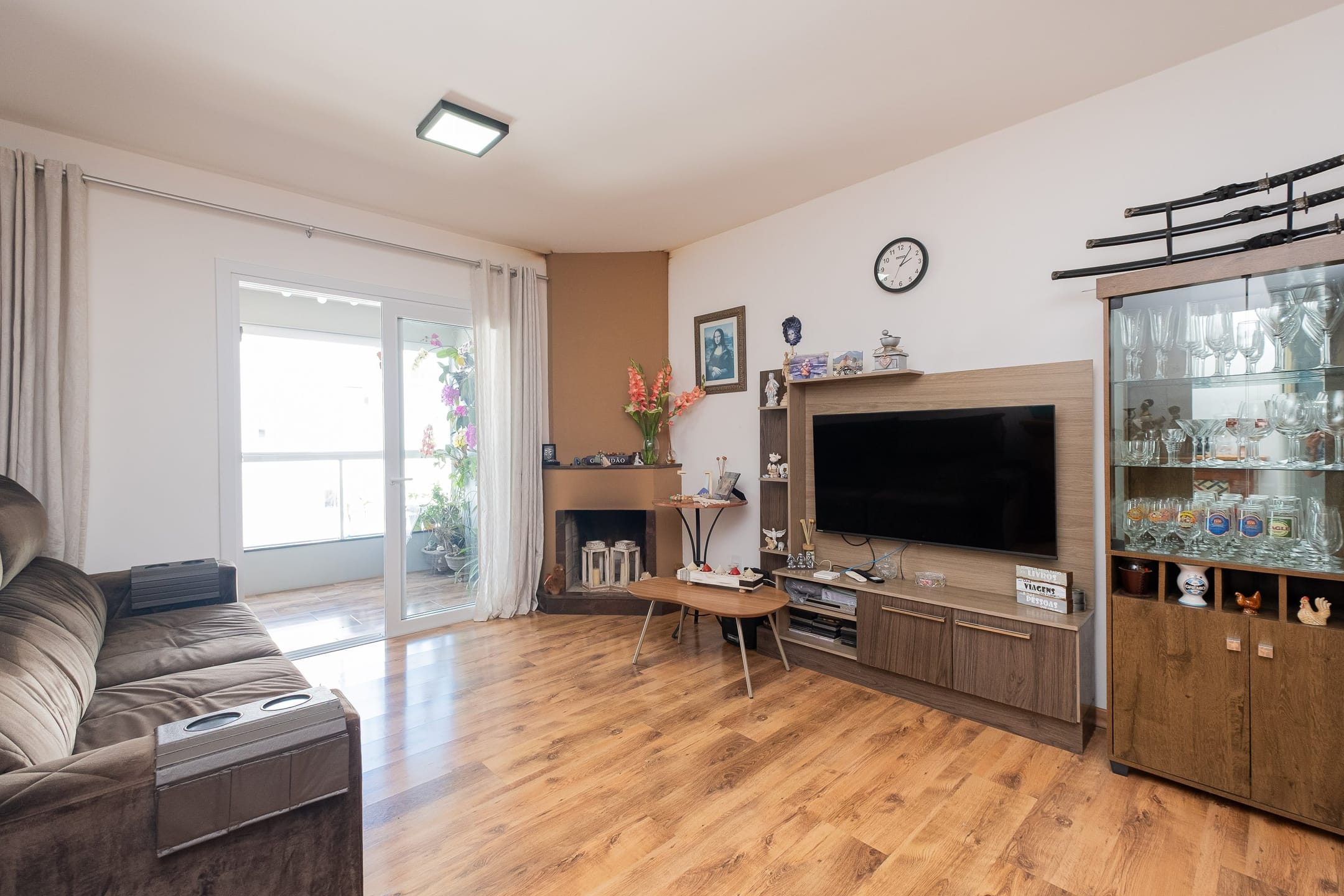Apartamento à venda no Residencial Santorini, Três Vendas: 104 m², 3 quartos (sendo 1 suíte), móveis planejados, lareira e sacada com churrasqueira.