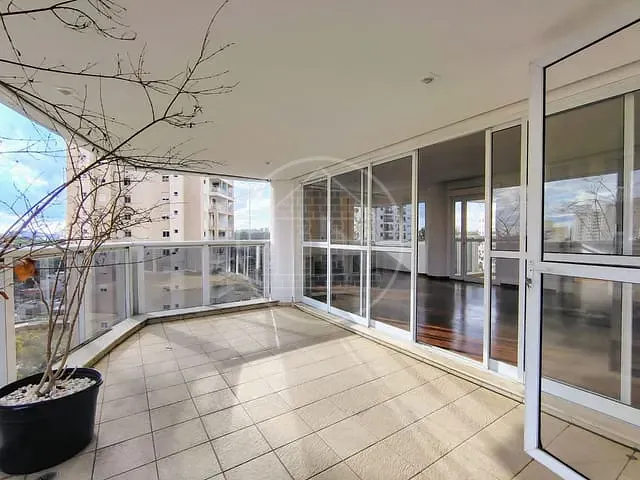 Apartamento com 244m² 4 quartos e 6 banheiros, para alugar, no bairro Vila Suzana em São Paulo