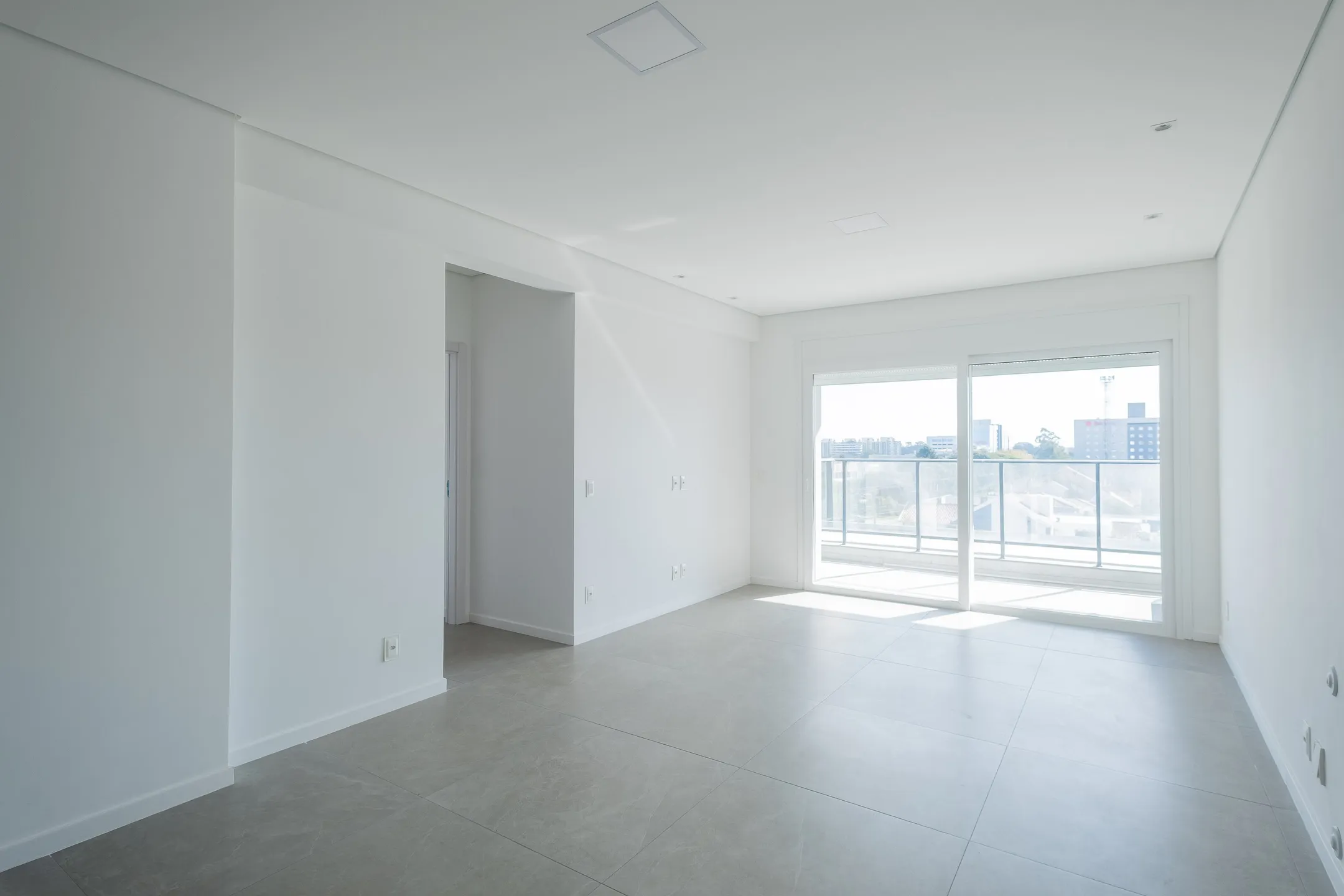 Apartamento à venda no Residencial Luís de Camões, Zona Norte de Pelotas - 135 m², 3 quartos (sendo 2 suítes), churrasqueira, sacada e vaga de garagem.