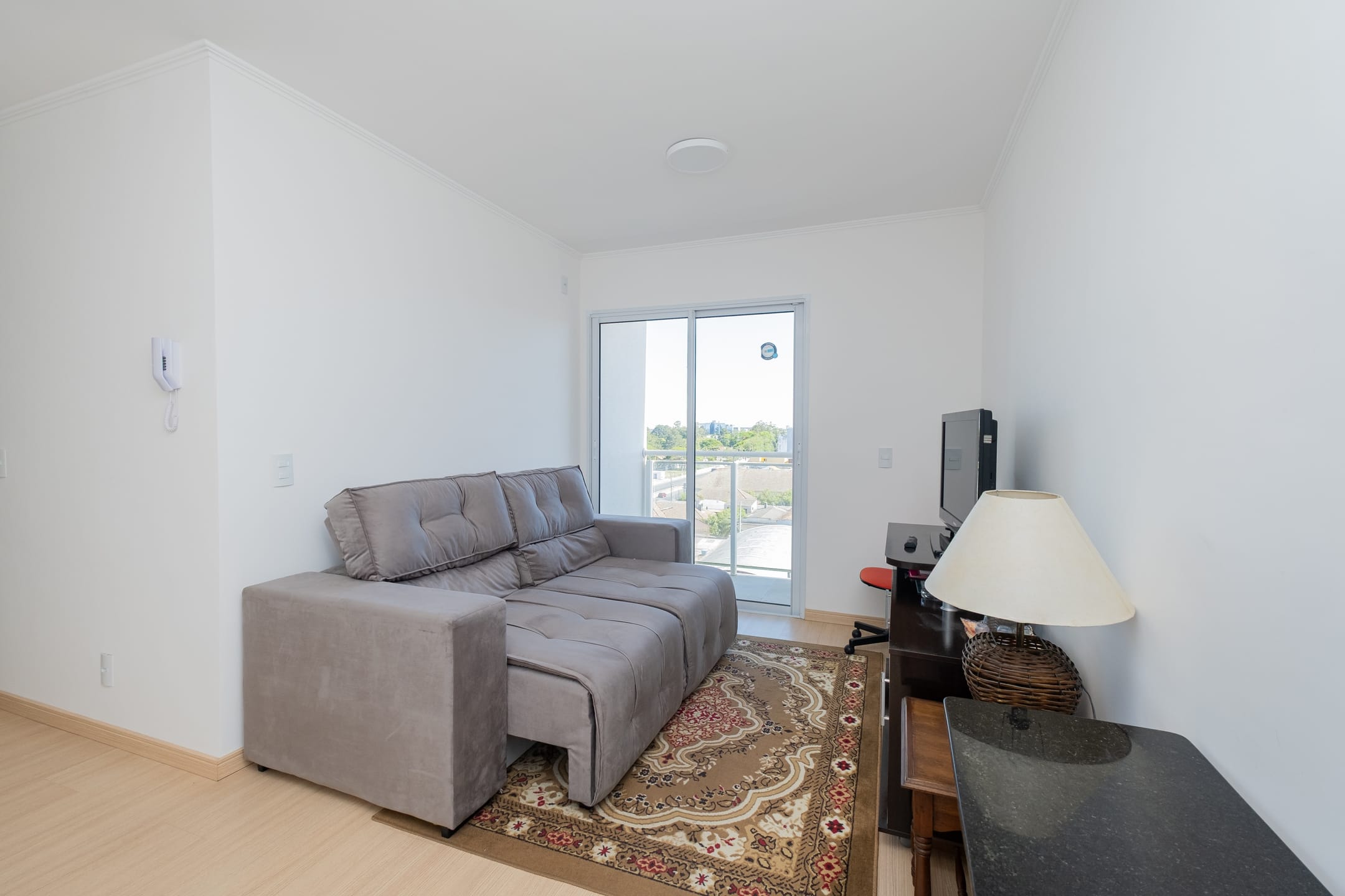 Apartamento à venda no Horizon, na Av. Fernando Osório: 46 m², 2 quartos, andar alto, sacada com churrasqueira e vaga de garagem.