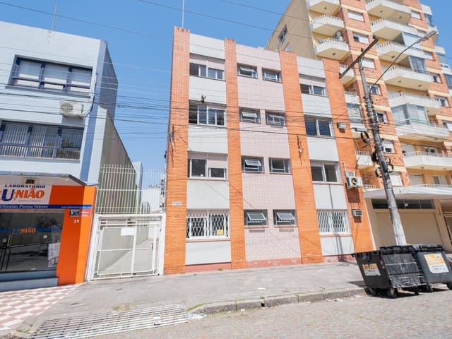 Apartamento 3 quartos e 2 banheiros, para alugar, no bairro Centro em Pelotas