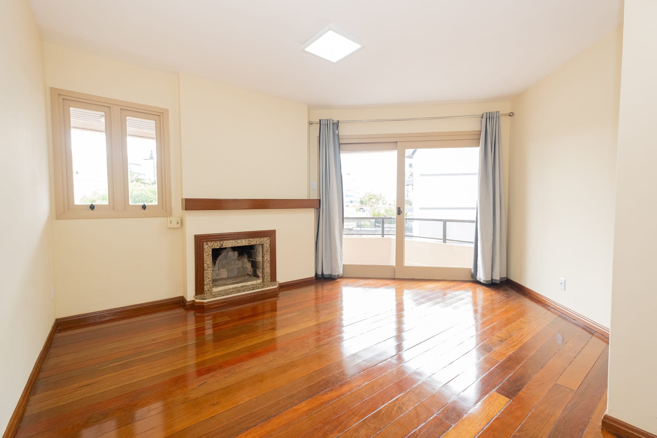 Apartamento à venda na Avenida Dom Joaquim, Pelotas: 152 m², 3 quartos (sendo 1 suíte), sala ampla com lareira e sacada com churrasqueira.
