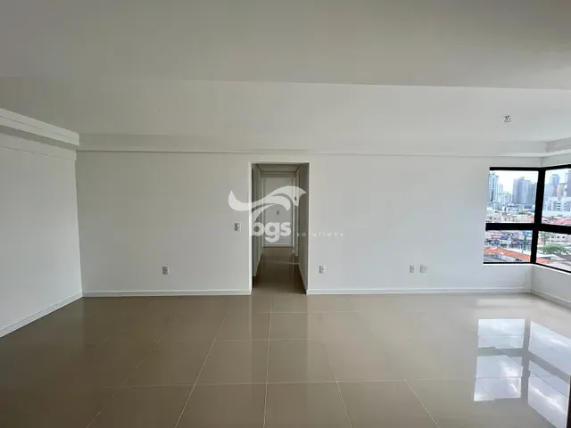 Apartamento com 122m² 3 quartos e 2 banheiros, à venda, no bairro Centro em Balneário Camboriú