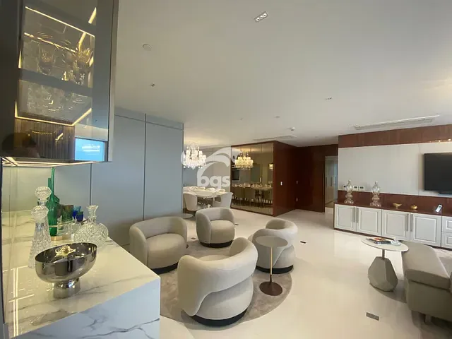 Apartamento com 370m² 4 quartos e 5 banheiros, à venda, no bairro Centro em Balneário Camboriú