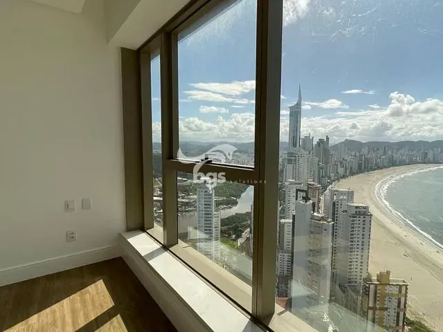 Apartamento com 370m² 4 quartos e 5 banheiros, à venda, no bairro Centro em Balneário Camboriú