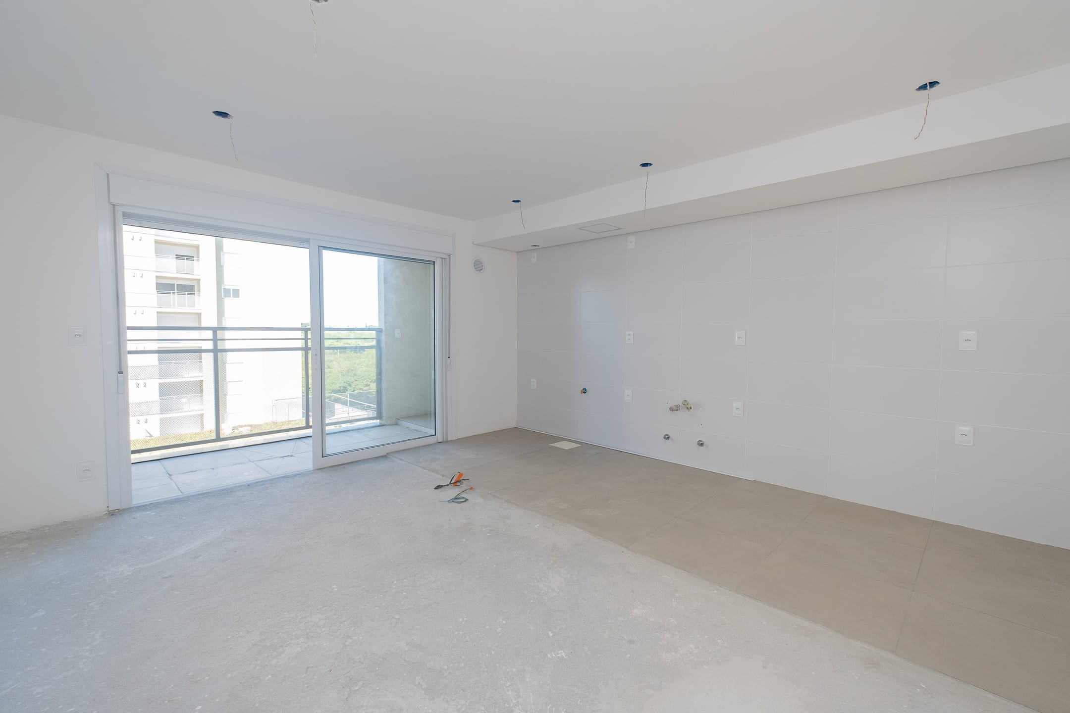 Apartamento à venda no Smart Connection, Centro - com 62 m², 2 quartos (sendo 1 suíte), sacada com churrasqueira e ótima iluminação natural.