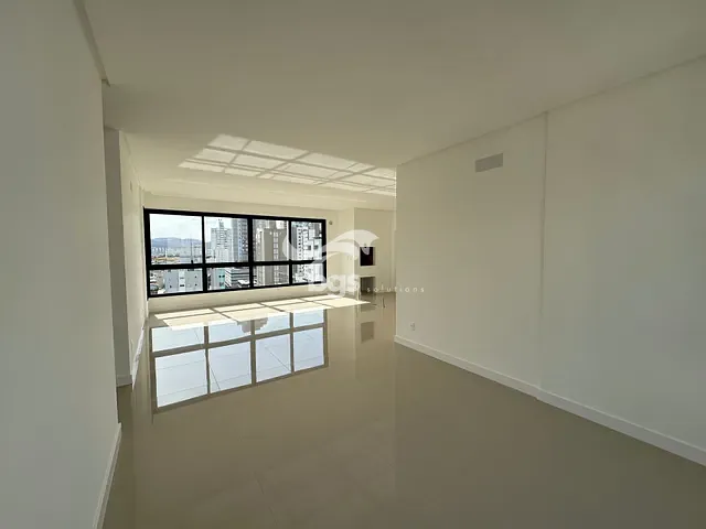 Apartamento com 243m² 3 quartos e 4 banheiros, à venda, no bairro Centro em Balneário Camboriú